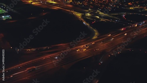 Transito por carreteras en ciudad de noche.