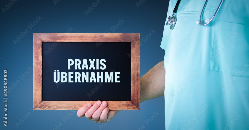 Praxisübernahme. Arzt zeigt Schild/Tafel mit Holz Rahmen. Hintergrund blau Praxisübernahme. Arzt zeigt Schild/Tafel mit Holz Rahmen. Hintergrund blau