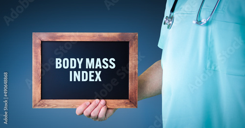 Body mass index (BMI). Arzt zeigt Schild/Tafel mit Holz Rahmen. Hintergrund blau
