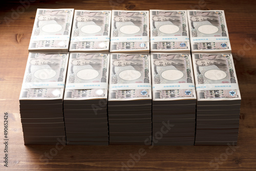 Foto 積み上げた一万円の札束（一億円）