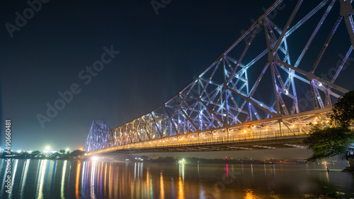 Fototapeta Naklejka Na Ścianę i Meble -  Howrah bridge on the river Hooghly with the twilight sky. The cantilever bridge is considered the busiest bridge in India.