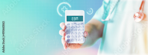 EBM (Einheitlicher Bewertungsmaßstab). Arzt zeigt Taschenrechner mit Text auf Display. Blauer Hintergrund mit Icons