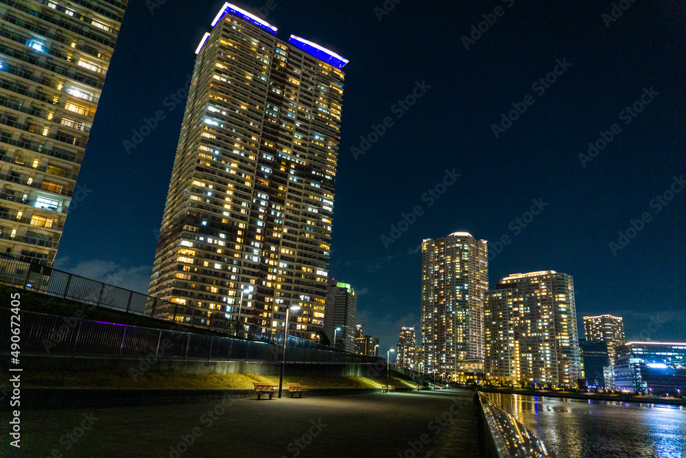 Night view of a high-rise condominium along an urban river_r_09