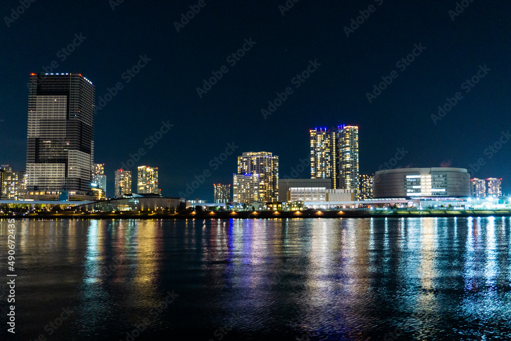 Night view of a high-rise condominium along an urban river_r_11