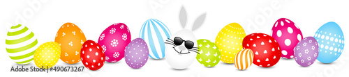 Weißes Hasenei Sonnenbrille Und Bunte Ostereier Muster Banner