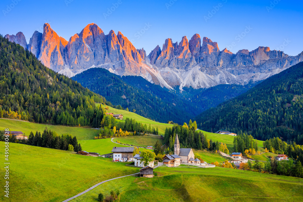Val di Funes, Dolomites, Italy. Santa Maddalena village in front of the Odle(Geisler) mountain group at sunset. - obrazy, fototapety, plakaty 