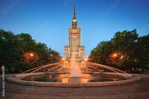 Warszawa nocą fontanna i realizm socjalistyczny Pałac Kultury i Nauki w Warszawie photo