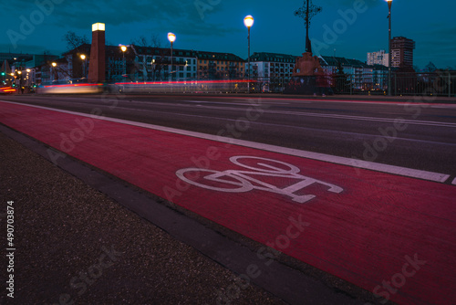 Roter Radfahrstreifen in der Stadt Frankfurt am Main photo