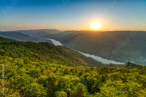 Sonnenuntergang über der Wachau mit Donau im Tal