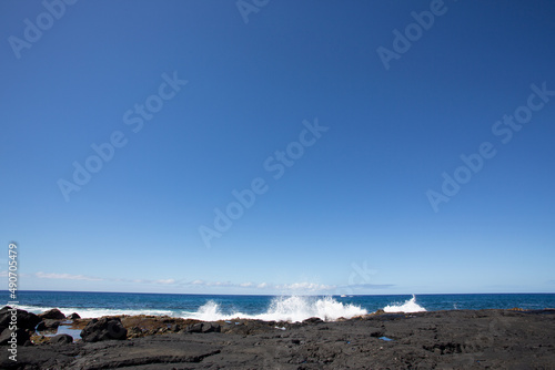 ハワイ島コナ国際空港近くの岩場の海岸に打ち付ける北太平洋の荒々しい波を遠目に見る