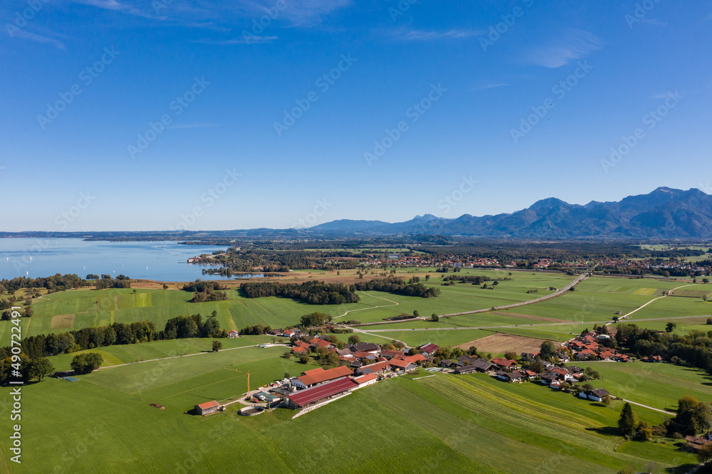 Luftaufnahme See und Landschaft Chiemsee / Chiemgau in Bayern, Deutschland