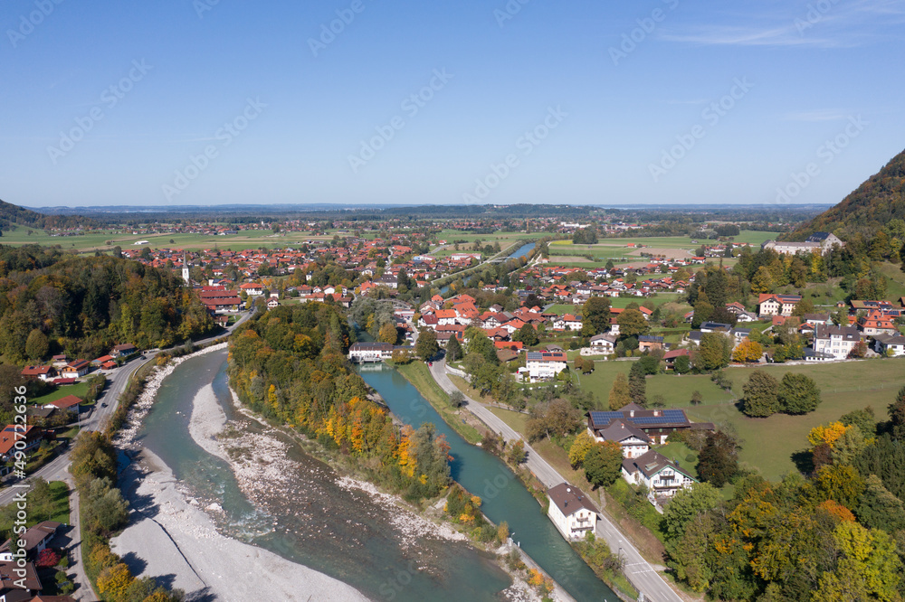 Luftaufnahme See und Landschaft Chiemsee / Chiemgau in Bayern, Deutschland, Traunstein