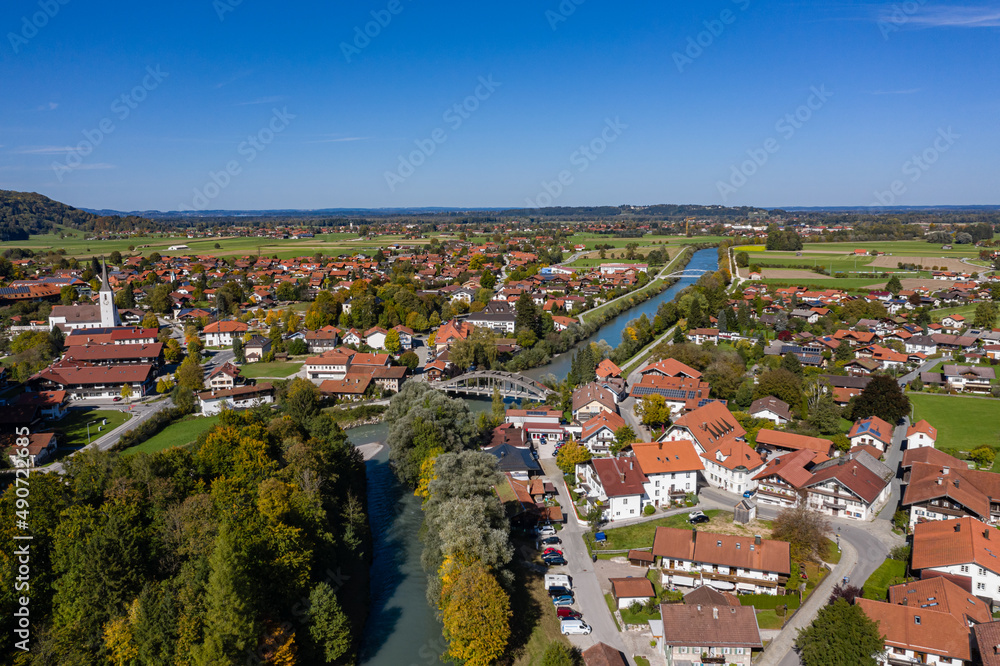 Luftaufnahme See und Landschaft Chiemsee / Chiemgau in Bayern, Deutschland, Traunstein
