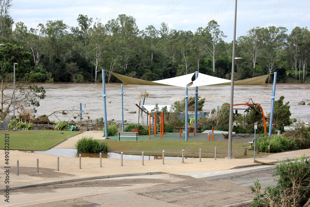 Obraz premium FLOODS RECEDING BRISBANE IPSWICH QUEENSLAND AUSTRALIA MARCH 4th 2022 -Damage and Debris left behind at Colleges Crossing Recreation Park on the Brisbane River