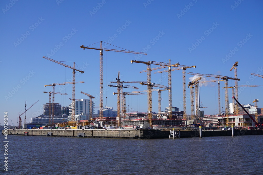 Baustelle im Hamburger Hafen mit schönem Wetter
