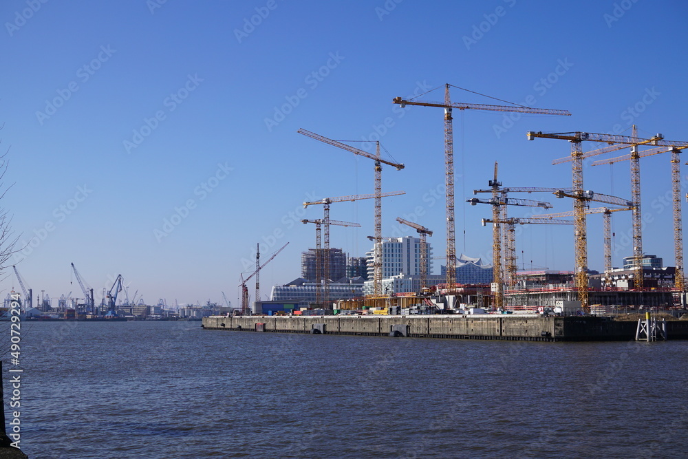 Baustelle am Hamburger Hafen mit schönem Wetter