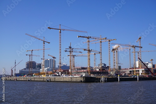 Baustelle im Hamburger Hafen mit schönem Wetter