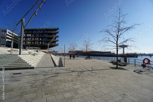 Gebäude am Hamburger Hafen mit Sonne