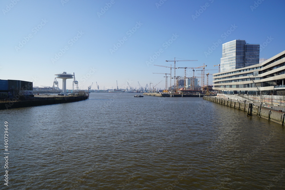Hamburger Hafen mit großen Kränen