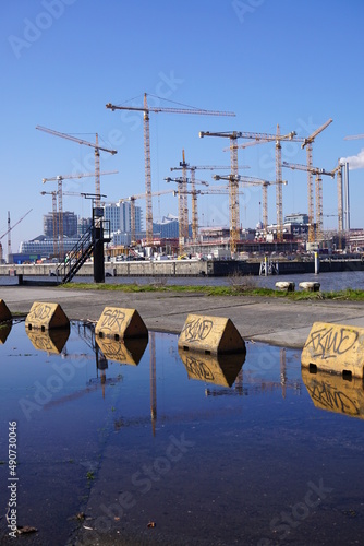 Hamburger Hafen mit Kränen bei schönem Wetter