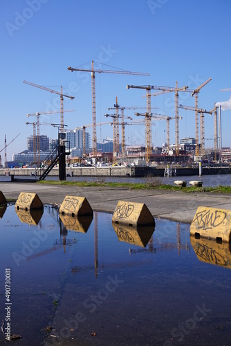 Hamburger Hafen mit Kränen bei schönem Wetter