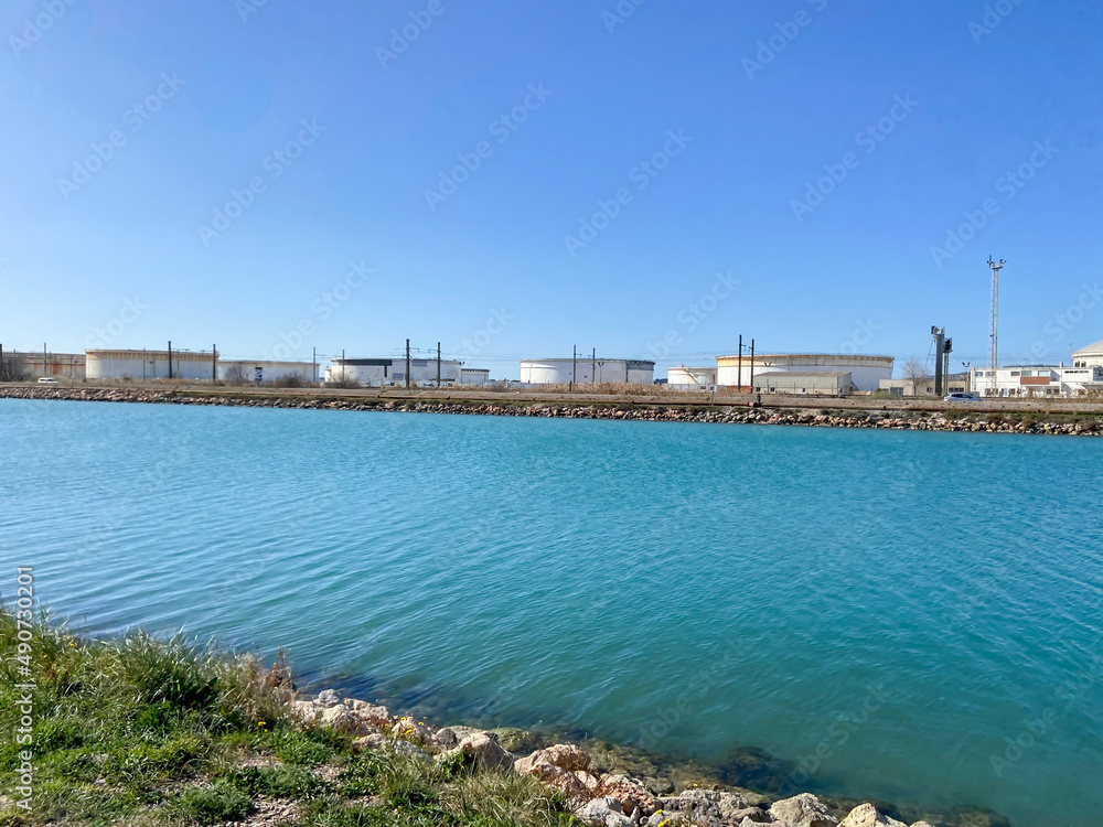 Obraz premium Cuves industrielles à Frontignan, Occitanie