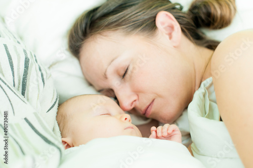 Mutter mit Kleinkind schläft