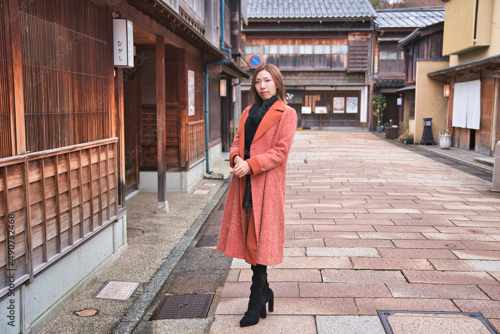 金沢を観光する若い女性 金沢を観光する若い女性