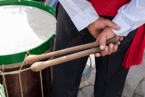 Manos y palillos de tamborilero de un grupo folklorico de Canarias photo