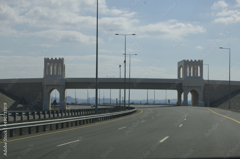 Brücke über eine leere Autobahn