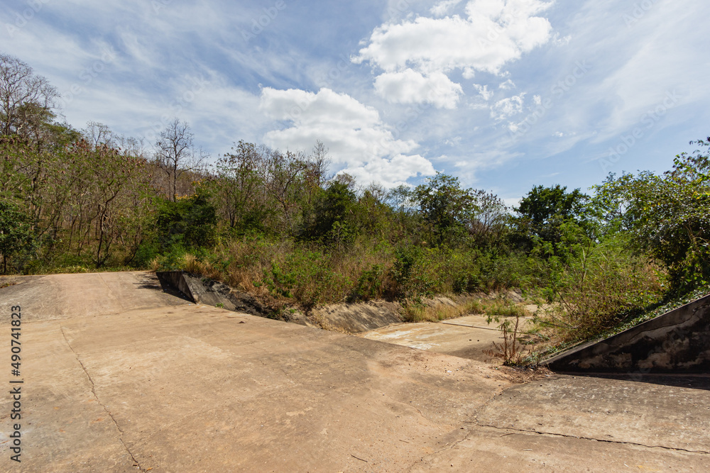 Spillway connected to the canal when there was no water. Spillway connected to the canal when there was no water.