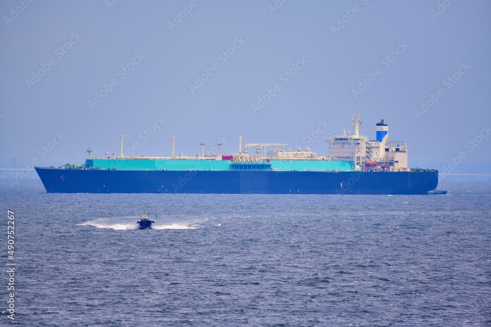横浜港に入って来た角形タンクのLNG船
