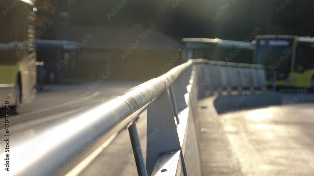 Graues Geländer aus Metall glänzt im Sonnenlicht