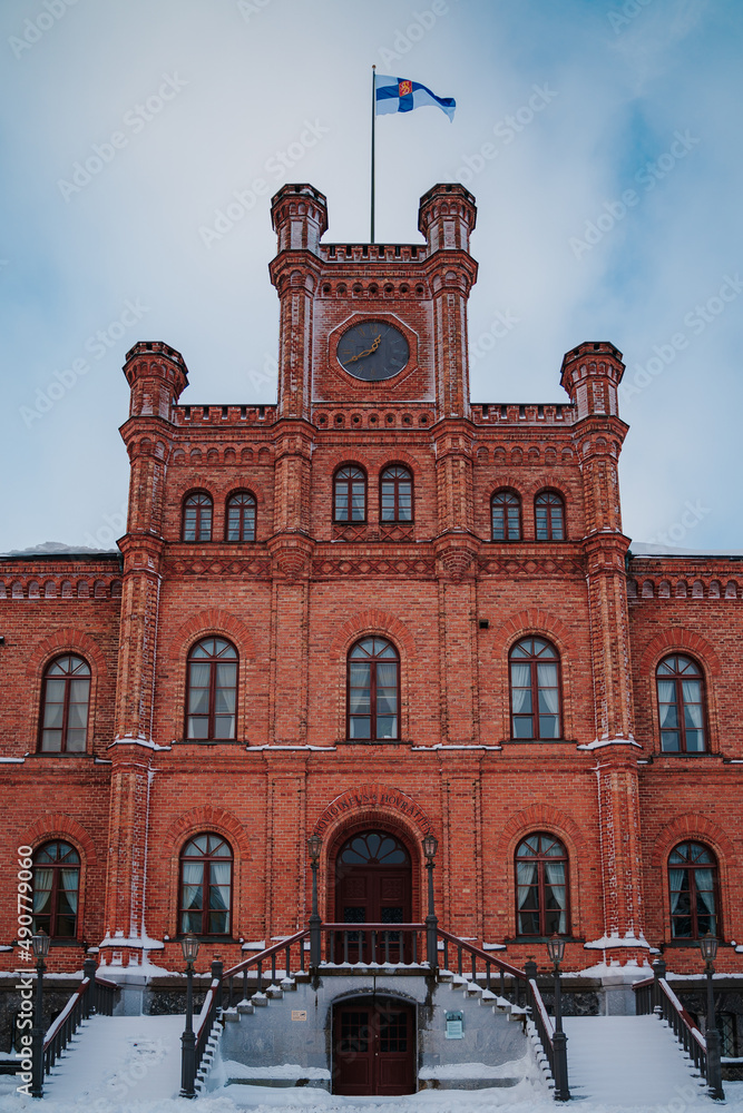 Φωτογραφία Vaasa court of appeal building with a Finnish flag on top during a cloudy day