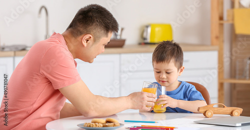 Father and his little son h...