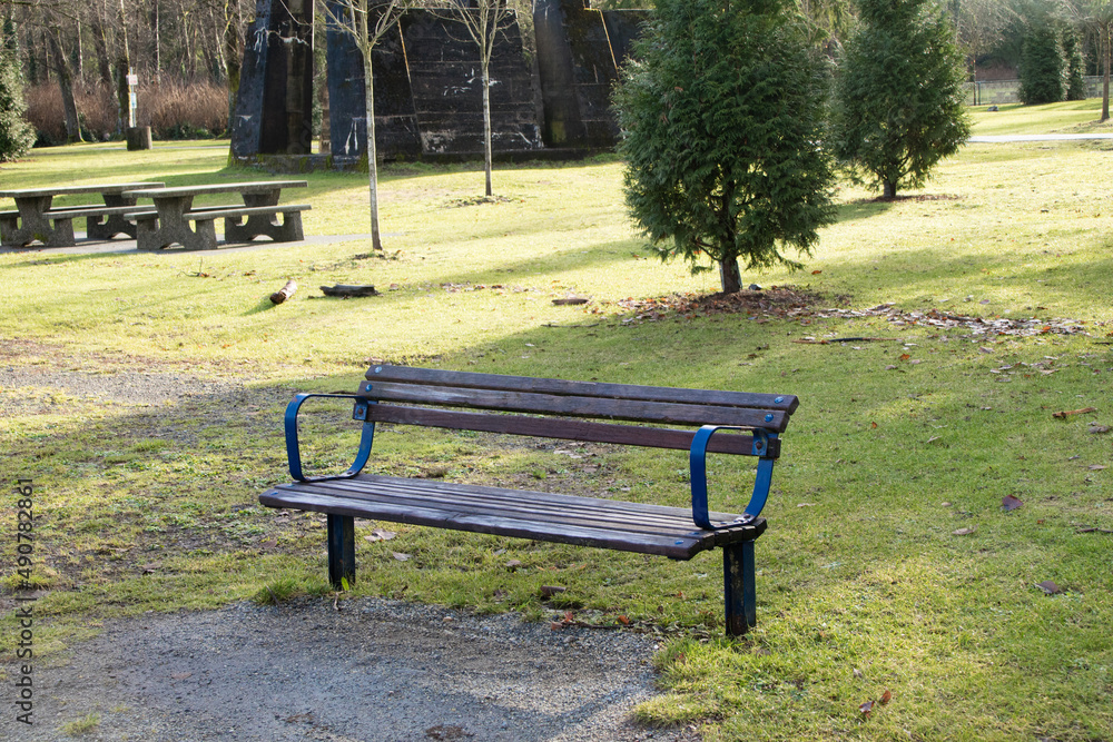 Banco de jardim e mesas para picnic e festas no parque ao ar livre Banco de jardim e mesas para picnic e festas no parque ao ar livre