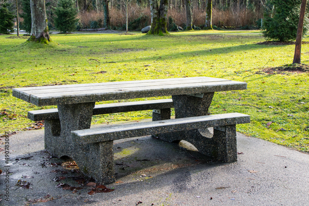 Banco de jardim e mesas para picnic e festas no parque ao ar livre Banco de jardim e mesas para picnic e festas no parque ao ar livre