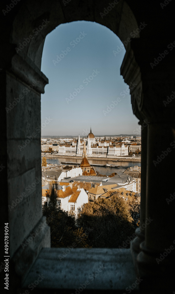 Φωτογραφία Vertical photo of the Parliament and riverside in Budapest Hungary taken from a