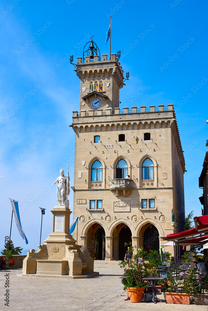 Naklejka premium The Palazzo Pubblico and the statue of liberty in the historic center of San Marino on a sunny day