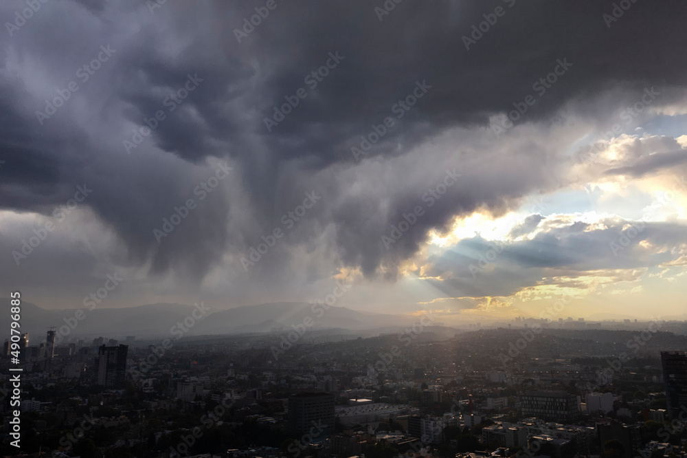 Vista aérea de la Ciudad de México con tormenta