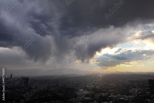 Vista aérea de la Ciudad de México con tormenta