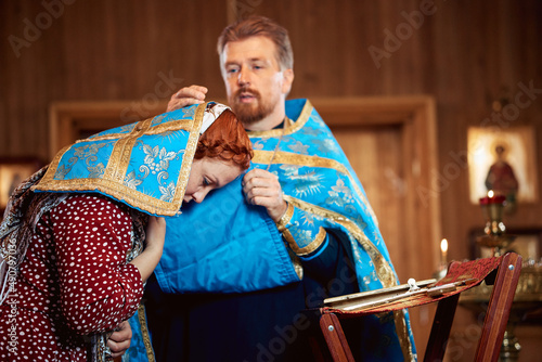 Tableau sur toile a woman repents of her sins, confessions with a priest in an Orthodox church