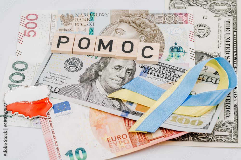Napis pomoc i wstążka w barwach Ukrainy na tle banknotów - obrazy, fototapety, plakaty 