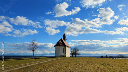Fotografia Beautiful view of an old chapel on a cloudy sky background