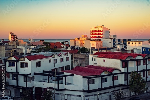 Paisaje desde la terraza al atardecer cerca del mar