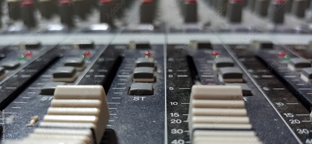 audio mixing console