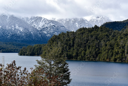 Monta  as nevadas de la Patagonia Argentina  Ruta de los Siete Lagos.