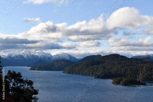 Paisaje de lago y montañas tranquilo y relajante. Ruta de los 7 lagos, Patagonia Argentina