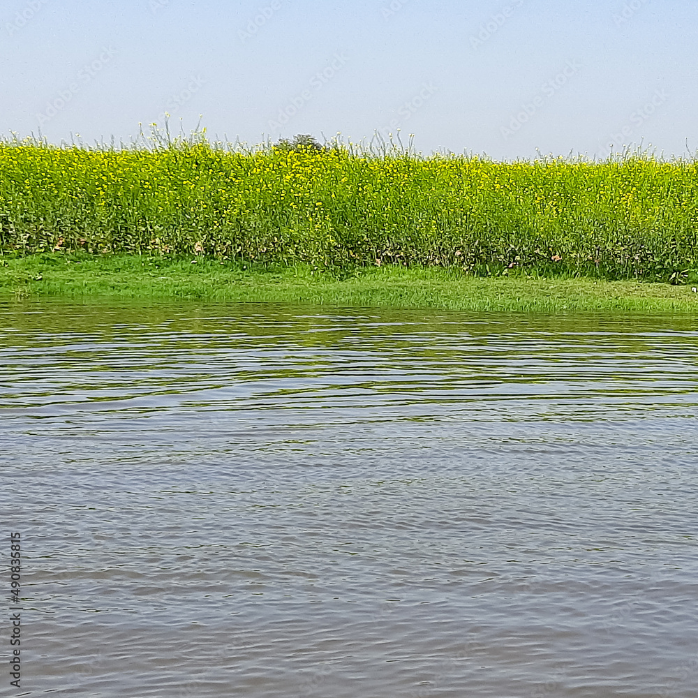 Obraz premium Yamuna River view from the boat in the day at Vrindavan, Krishna temple Kesi Ghat on the banks of the Yamuna River in the town of Vrindavan, Boating at Yamuna River Vrindavan