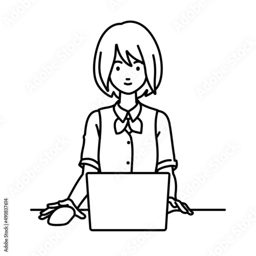 デスクで座ってPCを使っている事務員制服の女性